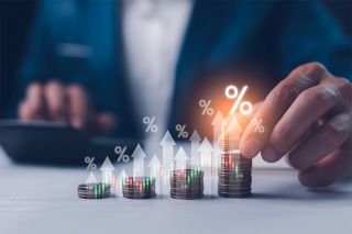 Foto: Mann mit Münzen